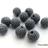 Obháčkovaná korálka - šedá - 20 mm