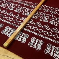 Flauš - Čičmany - Vínový - cena za 10 cm