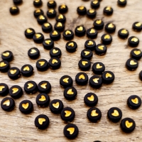 Korálka srdiečko čierno zlaté 4 x 7 mm