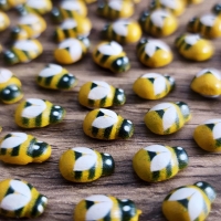 Ozdobná včielka nalepovacia 9 x 13 mm