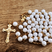 Ruženec - S vyrezávanou korálkou - Zlato biely