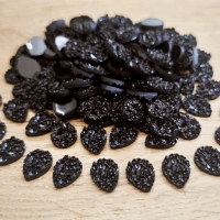 Ozdobné kamienky 10 x 14 mm - drsné - Čierna