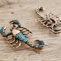 Brošňa ozdobná Škorpión - Tyrkysovo zlatý