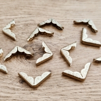 Kovový rohovník 30 x 21 mm - zlatý