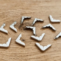 Kovový rohovník 30 x 21 mm - strieborný