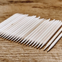 Drevená palička na aplikáciu kamienkov