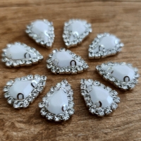 Našívacia aplikácia s lôžkom - 10 x 15 mm - Biele