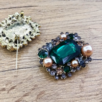 Brošňa - Smaragdovo zelená - 48 x 40 mm