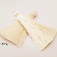 Hodvábny strapcový prívesok s krúžkom 80 mm - Biely