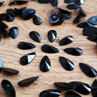 Ozdobné kamienky 8 x 13 mm, ihlanovitý výbrus - Čierne