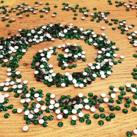 Ozdobné kamienky 4 mm - Emerald - 100 kusov