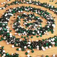 Ozdobné kamienky 4 mm - Emerald - 100 kusov