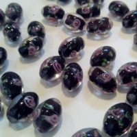 Oválna korálka s kvietkom