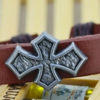 Kožený náramok s krížom - hnedá koža