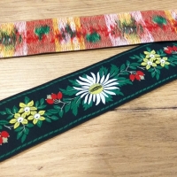Krojová stuha 55 mm - Kvety na tmavozelenom