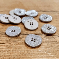 Plastový gombík 26 mm - s trblietkou strieborný