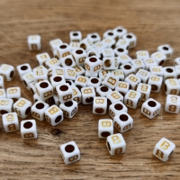 Korálka písmenko - Bielo zlaté - 6 x 6 mm - B