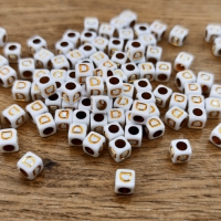 Korálka písmenko - Bielo zlaté - 6 x 6 mm - D