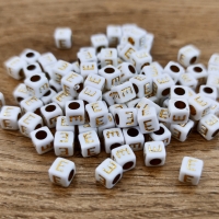 Korálka písmenko - Bielo zlaté - 6 x 6 mm - E