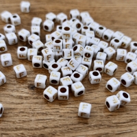 Korálka písmenko - Bielo zlaté - 6 x 6 mm - F