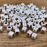 Korálka písmenko - Bielo zlaté - 6 x 6 mm - I