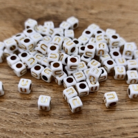 Korálka písmenko - Bielo zlaté - 6 x 6 mm - U