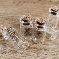 Prívesok fľaštička sklenená so zátkou - 39 x 16 mm