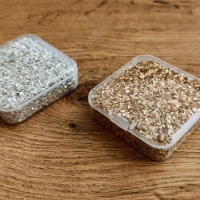 Sklenená drť - Sklenené kamienky - Zlaté - 80 gramov
