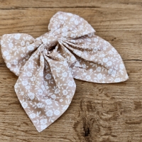Mašľa do vlasov na sponke - 18 x 11 cm - Hnedá Kvietková