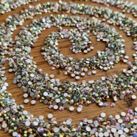 Ozdobné kamienky 4 mm - Sklenené - Crystal AB - 100 kusov