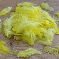 Dekoračné pierka - Žlté 10 gramov