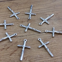 Prívesok Krížik 20 x 38 mm - Strieborný